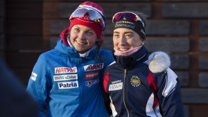 Heidi Kuuttinen och Jenny Fellman poserar efter lördagens tävling. Heidi Kuuttinen och Jenny Fellman.