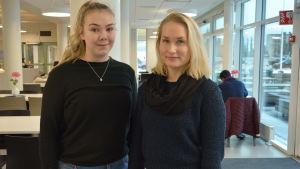 Janina Nordlund och Isabella Tallgård. Barnmorskestuderandena Janina Nordlund och Isabella Tallgård på Novia i Vasa.