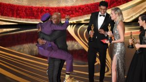 Spike Lee blev så glad att han hoppade upp i famnen på Samuel L. Jackson. Spike Lee hoppar upp i famnen på Samuel L. Jackson då han vinner en Oscar.