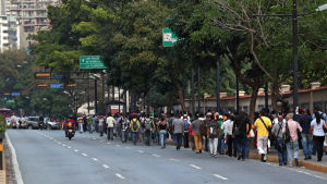 Människor promenerar långa sträckor eftersom kollektivtrafiken inte fungerar Människor promenerar på gatorna under elavbrott i Caracas, Venezuela, den 8 mars 2019.