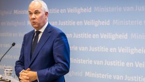 Den nederländska antiterrorenhetens chef Pieter-Jaap Aalbersberg säger att skjutningen verkar har varit en terrorattack Den nederländska antiterrorenhetens chef Pieter-Jaap Aalbersberg säger att skjutningen verkar har varit en terrorattack