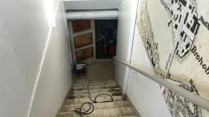 Vattnet på Pomells kontor nådde upp till röret som syns nere vid trappuppgången i källarvåningen. Bilden visar hur högt vattnet nådde på ett kontor efter vattenläckan på Helsingegatan.