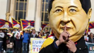 Protester mot Kinas sätt att behandla de mänskliga rättigheterna. Tibetaner protesterar mot Kinas sätt att hantera de mänskliga rättigheterna.