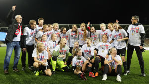 Det som finns kvar av guldlaget tar ny sats i division 1. PK-35 Vantaas spelare firar ligaguld, 2018.