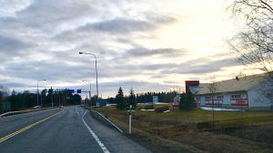 Raseborg önskar att statliga NTM-centralen gör något åt anslutningsarrangemangen i Malmkulla i Karis. En väg fotograferat ur en bils vindruta. Till höger en byggnad och i horisonten träd.