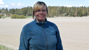 Lea Räisänen är inte orolig för vildsvinen - ännu. Lea Räisänen framför en våråker.