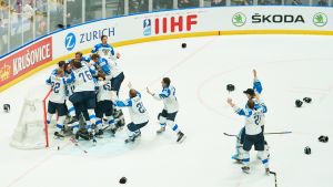 Jubel då guldet var säkrat. Finlands spelare jublar över VM-guldet.