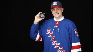 Förväntningarna är stora på Kakko i Rangers. Kaapo Kakko efter att ha blivit draftad.