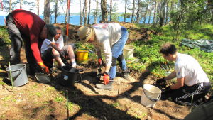Utgrävningarna pågår ännu i två veckor och dem får man gärna komma och titta på, säger Fast. Utgrävningar på tulludden 2019 i Hangö.