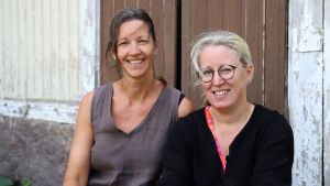 Hästsportentusiasterna Tove Söderholm och Varpu Sutela-Virolainen. Två kvinnor ler framför kameran.