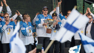 Festligheterna pågick i flera dagar efter VM-guldet. Anttila och Lejonen står på scenen i Kajsanemiparken och firar guldet