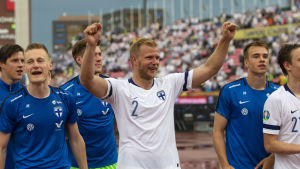 Paulus Arajuuri firar seger över Bosnien-Hercegovina på Ratina. Paulus Arajuuri.