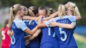 Finlands damlandslag utnyttjar informationen då de lägger upp spelarnas träning. Finska landslagsdamer firar.