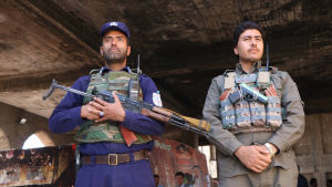 Beväpnade afghanska poliser bevakade en vallokal i Herat på lördagen. Beväpnade afghanska poliser bevakade en vallokal i Herat på lördagen.