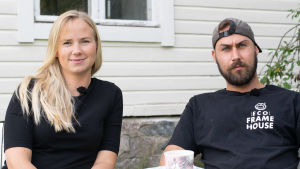 – Det tog jättemycket tid och energi, säger Tiia Sjöblad som tillsammans med sina man Fredrik Sjöblad drev en lång reklamationsprocess mot hyresvärden Hoas. Ett ca 30-årigt par, en man och en kvinna, sitter utomhus vid ett trädgårdbord. De ser mot kameran. I bakgrunden ett vitt trähus.