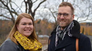 Marknadsplanerarna Tanja Peisala och Jan-Christian Forsman säger att man satsar på att marknadsföra julsäsongen och sommarsäsongen.. En man och en kvinna tittar in i kameran och ler.