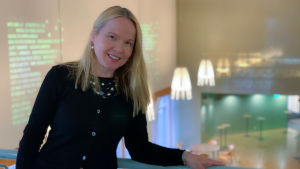 Anu Helkkula konstaterar att vem som helst kan bli en kändis med hjälp av sociala medier. En vit kvinna med blont hår ler mot kameran.