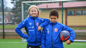 Viivi Pesu och Kim Wikman fick vara med om någonting speciellt. En flicka och en pojke på fotbollsplan.