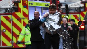 Polisen hjälpte en skadad man nära London Bridge på lördagen, efter att den misstänkte gärningsmannen dödats av polis. Polisen hjälpte en skadad man nära London Bridge på lördagen, efter att den misstänkte gärningsmannen dödats av polis.