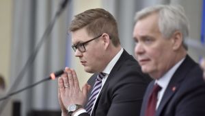 Regeringssonderaren Antti Rinne (SDP) under en presskonferens i riksdagen med Antti Lindtman som är ordförande för Socialdemokraternas riksdagsgrupp. Regeringssonderaren Antti Rinne (SDP) under en presskonferens i riksdagen med Antti Lindtman som är ordförande för Socialdemokraternas riksdagsgrupp.