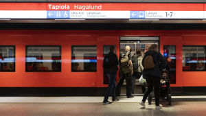 Om många bär på virus spelar kanske en person hit eller dit inte roll? Tapiolan metroasema