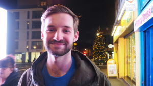 Jack tar inte politikernas löften på så stort allvar. Jack står på en gata framför en julgran och tittar in i kameran.