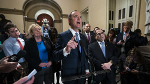Adam Schiff krävde att underrättelseutskott och kongressledare informeras utförligt om affären. Ledaren för åklagarteamet Adam Schiff talade med journalister i samband med en paus under tisdagens session.