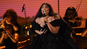 Lizzo vann flera priser och uppträdde också. Artisten Lizzo uppträder på Grammygalan 2020.