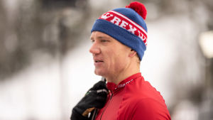 Ville Nousiainen deltog på FM i Vörå. Ville Nousiainen håller handen mot bröstet.