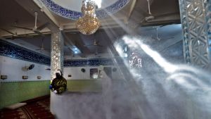 Desinficering av moské i Najaf 3.3.2020 Desinficering av moské i Najaf 3.3.2020
