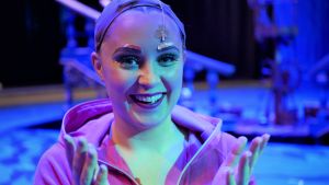 Sarah Nedergård är trygg i att sjunga på finska inför hundratals människor. Musikalartisten sarah nedergård backstage