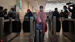 Människor på väg till morgonens första tåg ut ur Wuhan på onsdagen. Människor på väg till morgonens första tåg ut ur Wuhan på onsdagen.