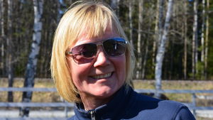 Ridlärare Mia Maukonen vid Hangö Udds Ryttare har fullt upp med att planera inför sommaren. Leende kvinna
