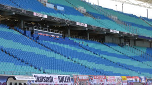 Några journalister hade hittat till pressläktaren . Några journalister hade hittat till pressläktaren i matchen mellan Leipzig och Freiburg.