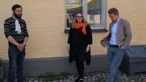 Welander, Rahikainen och Hertzberg (till höger). Litteraturvetare står vid en gul vägg vid Lappvikens sjukhus