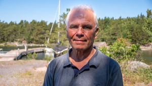 Företagaren Jukka Hillo blev intresserad av Jussarö, eftersom området är unikt och har betydande, orörd natur. Jukka Hillo vid hamnen där det tidigare fanns en sjöbevakningsstation