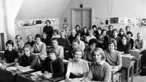 Helsingin Tyttölukion luokan oppilaat kuvaamataidon tunnilla kuvaamataidon luokassa 1960 Helsingin Tyttölukion luokan oppilaat kuvaamataidon tunnilla kuvaamataidon luokassa 1960