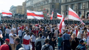 Demonstration i Minsk 30.8.2020. Belarus hade en rödvit flagga under en kort period i början av 1990-talet, och den flaggan har nu kommit att utgöra en symbol för protesterna mot regimen. Demonstration i Minsk 30.8.2020