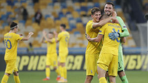 Ukraina skrällde ett par gånger i höstas, men slutade sist i sin Nations League-grupp. Målvakten Georgiy Bushchan kramas om av lagkamraterna.