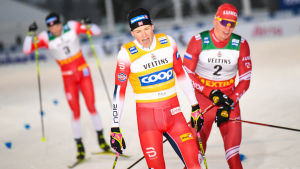 Johannes Høsflot Klæbo åker i mål före Aleksandr Bolsjunov och Emil Iversen.