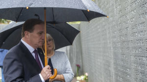 Stefan Löfven besökte minnesmärket under minnesceremonin i fjol, 25 år efter förlisningen. Stefan Löfven står och läser namnen på offren i Estoniakatastrofen, vid minnesmärket som listar namnen på ett stort stenblock.