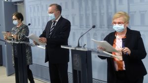 Flera ministeriers tjänstemän höll presskonferens i dag. Från vänster direktör Anna Cantell-Forsbom (Social- och hälsovårdsministeriet), understatssekreterare Pekka Puustinen (Utrikesministeriet) och utvecklingschef Tarja Minkkinen (Inrikesministeriet) under en presskonferens 20.12.2020 om lägret al-Hol.