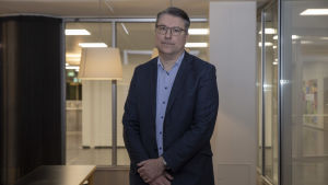 Det var en enorm utmaning med den mängden asylansökningar som kom på en gång då i slutet av 2015 så det är klart att allt inte gått helt oklanderligt, säger Antti Lehtinen, direktör för asylenheten på Migrationsverket. Antti Lehtinen / nTurvapaikkayksikön johtajma / Migri / Helsinki 14.01.2021