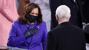 Kamala Harris och Mike Pence - tillträdande och avgående. Kamala Harris hälsar på Mike Pence.