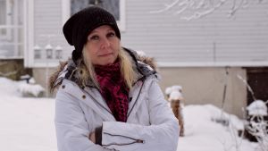 Jessica Lindgren säger att det är svårt att medge att hon inte klarar sig utan andras hjälp. En kvinna med blont hår står utomhus i mössa och vinterkläder. Det är snö på marken.