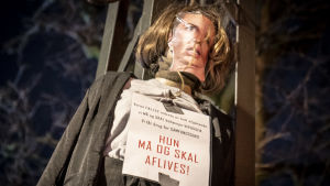 På en liknande demonstration i januari brändes den här dockan föreställande statsminister Mette Frederiksen. En docka med en bild på en person limmat för ansiktet. Dockan har brun peruk och brungröna kläder och en papperslapp är tejpad på hennes bröst.