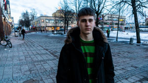 Det är nog rätt dystopiskt med munskydden som skräpar på marken, säger Magnus. Man som står utanför ett köpcentrum i Borgå.