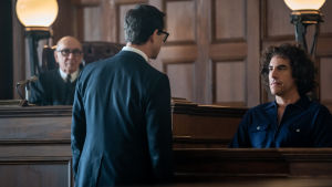 A few good men? Joseph Gordon-Levitt och Sasha Baron Cohen i rättssalen. Förhörsscen i rättssalen i filmen The Trial of the Chicago 7.