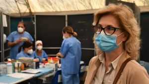 Nadia Storti sjukvårdschef i regionen Marche säger att sjukvårdspersonalen gjort ett fantastiskt jobb under året. Italiensk sjukvårdschef i ett vaccinationscentrum i Ancona