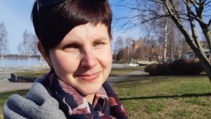 Anna Håkans är ungdomskoordinator på anhörigföreningen FinFami Österbotten. Som tolvåring blev hon omsorgsgivare åt sin mamma, något som tog hårt på henne även om hon idag har en fin relation till sin mamma. Men inget barn eller ung ska behöva ta på sig ansvar som inte hör till dem, säger hon. anna håkans